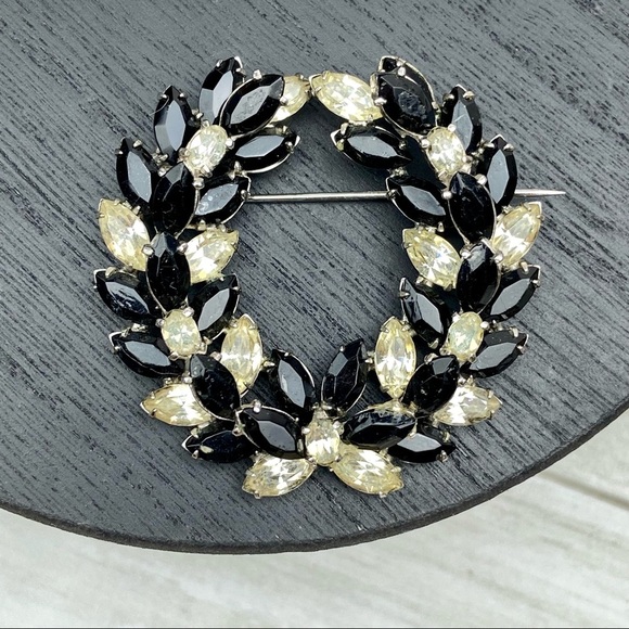 VINTAGE Kramer of New York Black Clear Rhinestone Wreath Pin Mourning Brooch - Picture 2 of 7